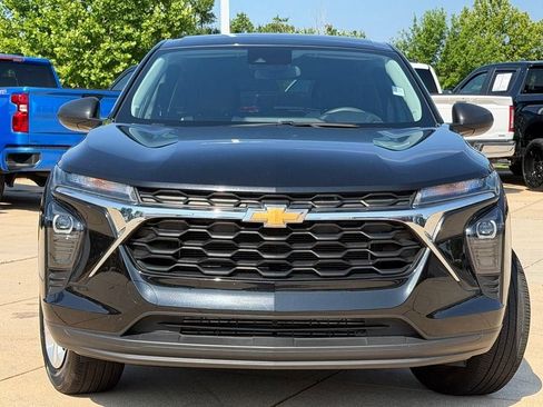 Used 2025 Chevrolet Trax LS FWD image 2