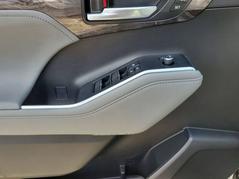 Used 2023 Toyota Highlander Limited image 17