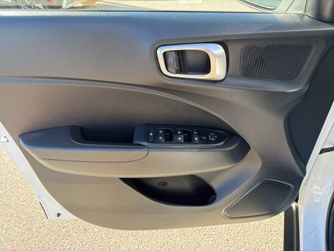 Certified 2025 Hyundai Venue SE image 13