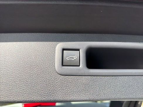 Used 2025 Toyota Highlander XLE AWD/4WD image 12