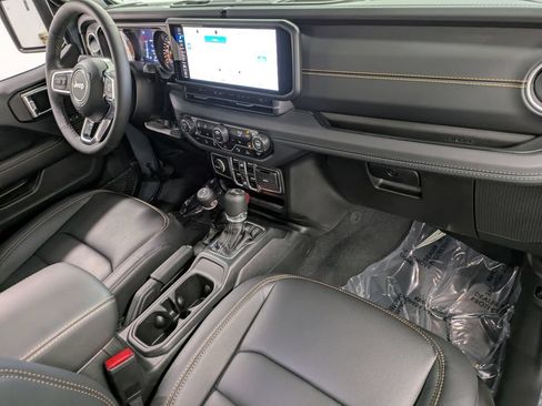 Used 2026 Jeep Wrangler Unlimited Sahara AWD/4WD image 30