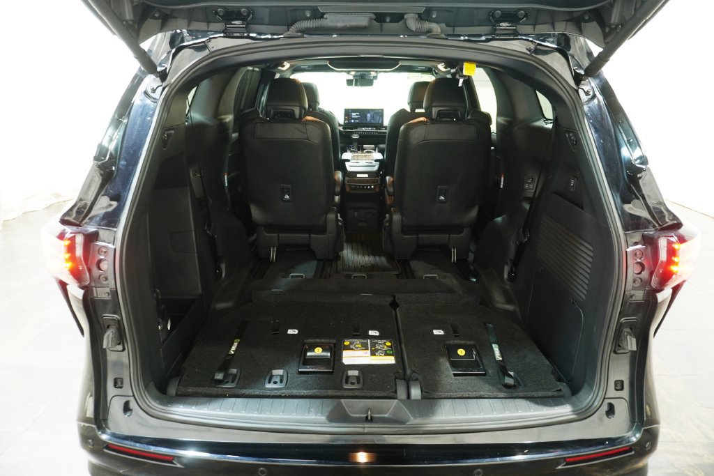 Used 2025 Toyota Sienna Platinum AWD/4WD image 6