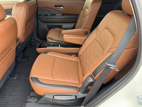 Certified 2024 Nissan Pathfinder Platinum FWD image 10