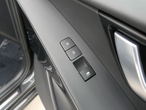 Used 2023 Kia Niro SX image 26