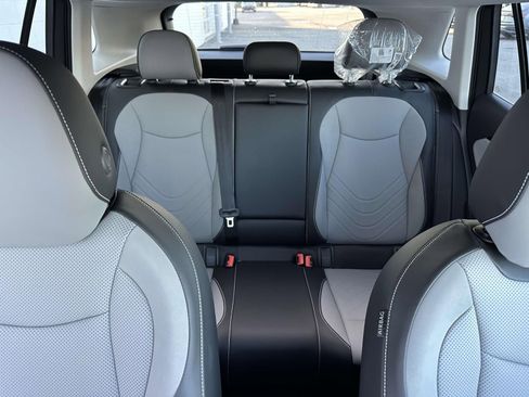 New 2025 Volkswagen Tiguan SE image 14