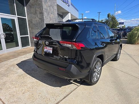 Used 2022 Toyota RAV4 XLE Premium image 19