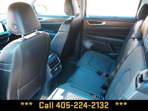 Used 2025 Volkswagen Atlas SE FWD image 30