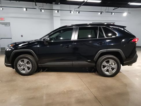 Used 2022 Toyota RAV4 LE AWD/4WD image 4
