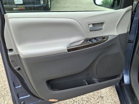 Used 2017 Toyota Sienna XLE Premium FWD image 14