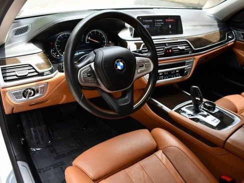 Used 2018 BMW 750i image 24