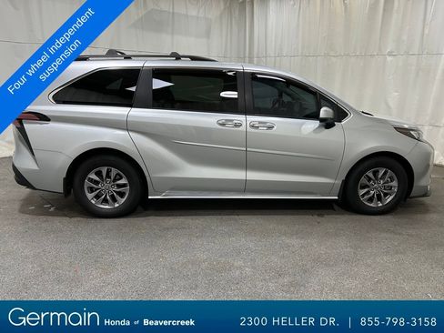 Used 2022 Toyota Sienna XLE image 11
