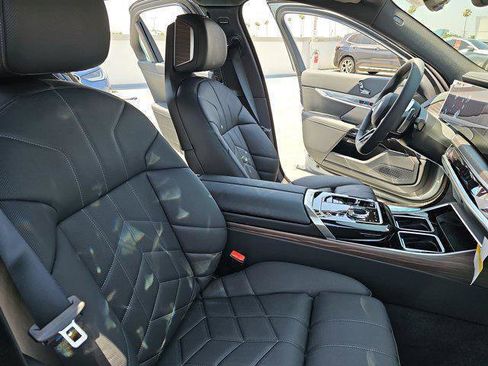 New 2025 BMW 750e xDrive w/ Premium Package image 10