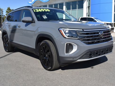 Used 2025 Volkswagen Atlas SE image 3