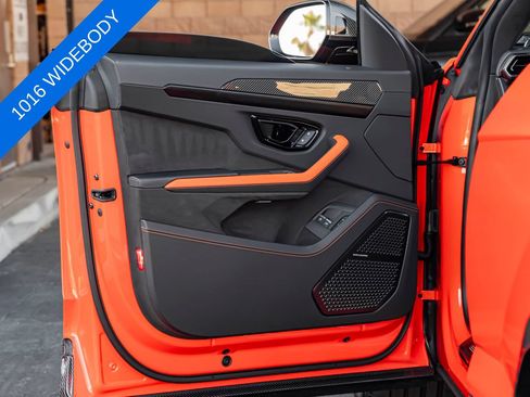 Used 2025 Lamborghini Urus SE AWD/4WD image 13