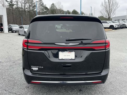 Used 2023 Chrysler Pacifica Touring-L image 4