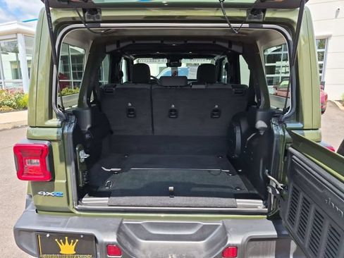 Used 2024 Jeep Wrangler Unlimited Sahara w/ Technology Group AWD/4WD image 28