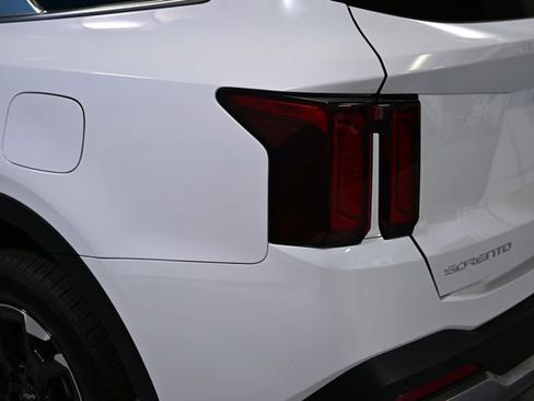 Used 2025 Kia Sorento S image 15