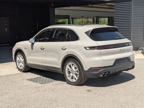 Certified 2026 Porsche Cayenne E-Hybrid AWD/4WD image 3
