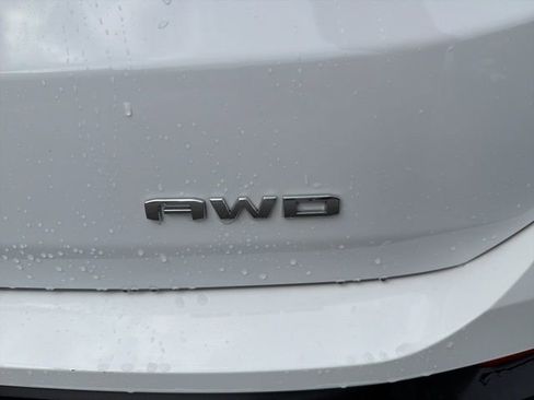 Used 2024 GMC Terrain SLE w/ Driver Convenience Package image 10