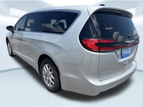 Used 2024 Chrysler Pacifica Touring-L FWD image 8