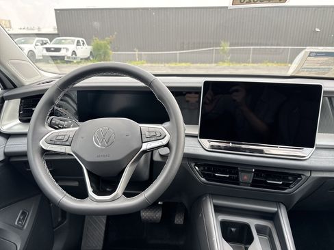 New 2025 Volkswagen Tiguan SE image 12
