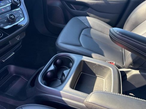 New 2026 Chrysler Pacifica Select image 15