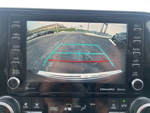 Used 2020 Toyota Highlander XLE image 25