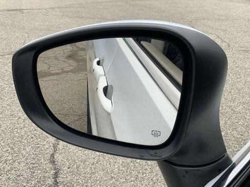 Used 2023 Chrysler Voyager LX image 21