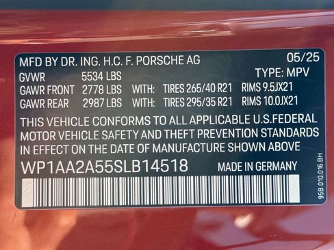 Used 2025 Porsche Macan AWD/4WD image 37