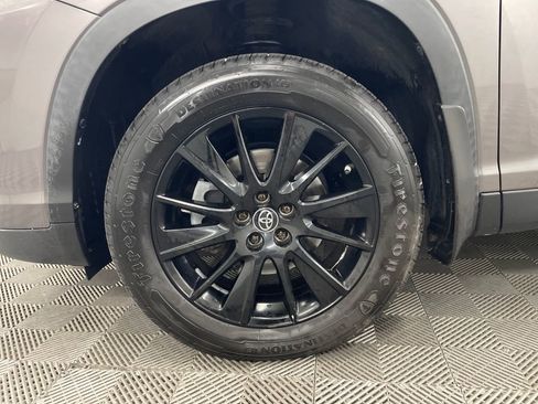 Used 2019 Toyota Highlander SE image 12