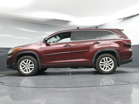 Used 2015 Toyota Highlander LE image 30