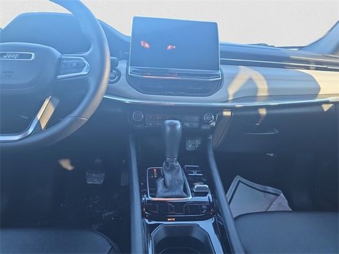 Used 2024 Jeep Compass Limited image 11