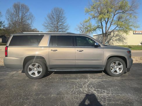 Used 2019 Chevrolet Suburban Premier image 8