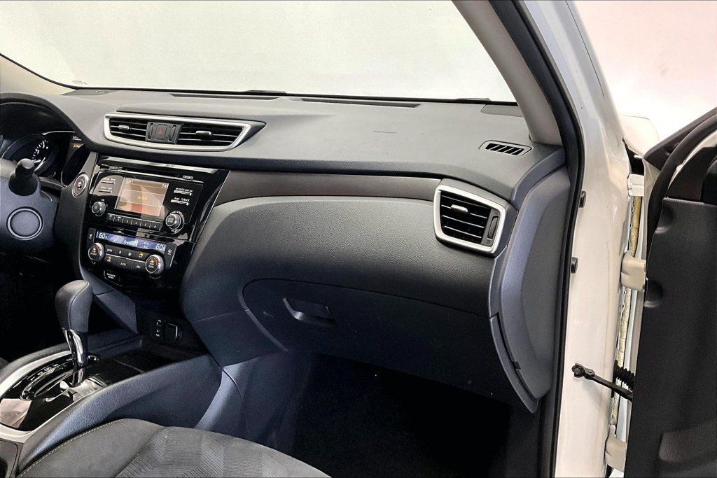 Used 2015 Nissan Rogue SV AWD/4WD image 16