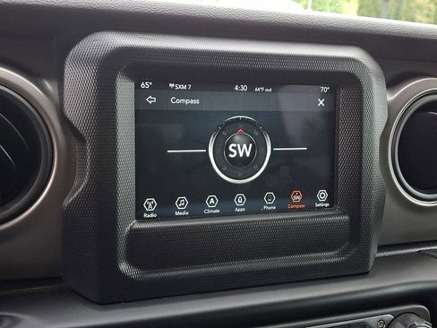 Used 2022 Jeep Gladiator Sport AWD/4WD image 25