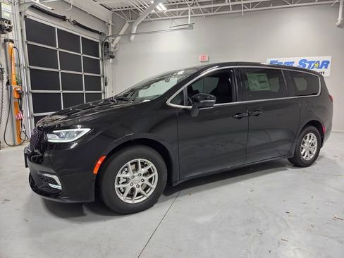 New 2026 Chrysler Pacifica Select image 3