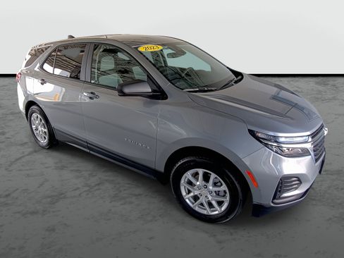 Used 2023 Chevrolet Equinox LS w/ LS Convenience Package image 4