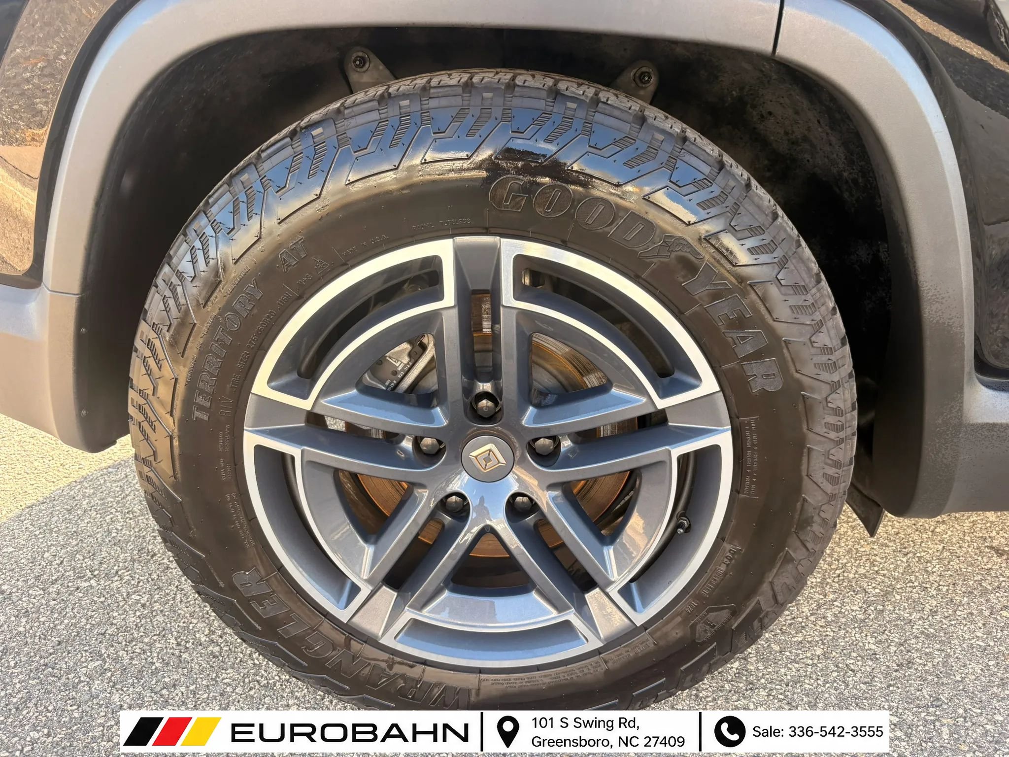 Used 2025 Rivian R1S Adventure Dual AWD/4WD image 30