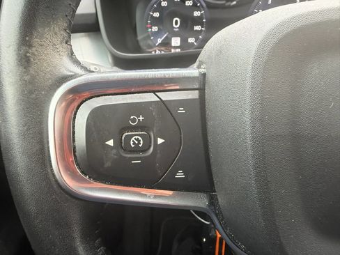 Used 2021 Volvo XC40 T4 Momentum FWD image 20