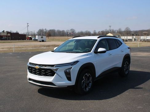 Used 2025 Chevrolet Trax LT image 4