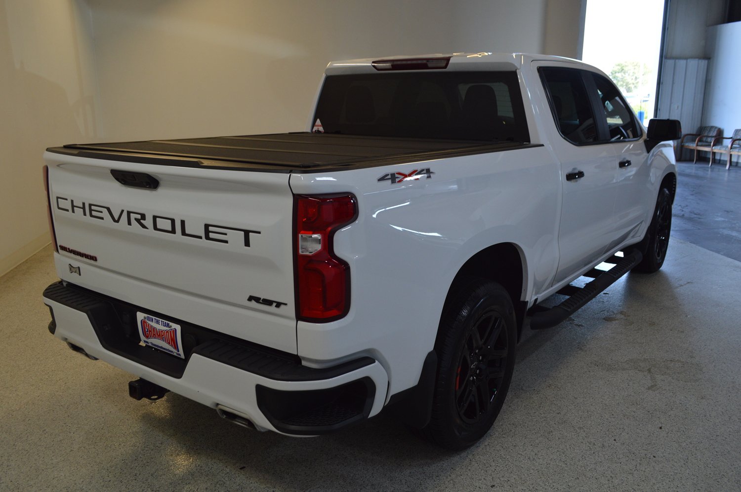 Used 2023 Chevrolet Silverado 1500 RST w/ Redline Edition AWD/4WD image 3