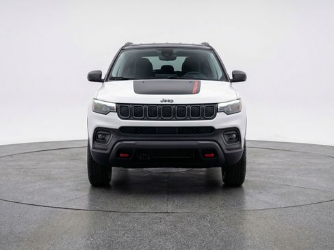 Used 2025 Jeep Compass Trailhawk image 2