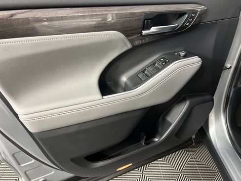 Used 2023 Toyota Highlander Limited image 26