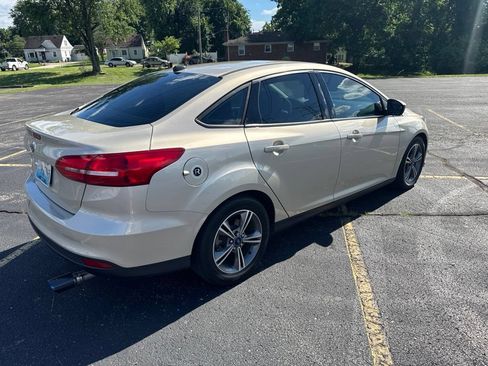 Used 2018 Ford Focus SE w/ SE Appearance Package FWD image 6