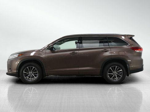 Used 2018 Toyota Highlander XLE w/ Carpet Mat Package (TMS) image 2