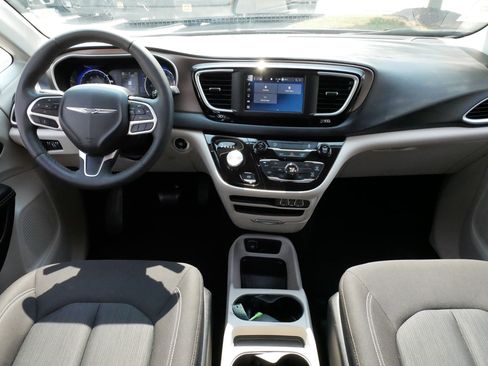 Used 2023 Chrysler Voyager LX FWD image 10