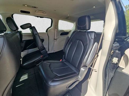Used 2024 Chrysler Pacifica Touring-L FWD image 15