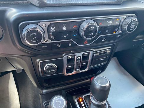 Used 2022 Jeep Wrangler Unlimited Sahara AWD/4WD image 24