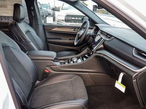 New 2025 Jeep Grand Cherokee Altitude image 17