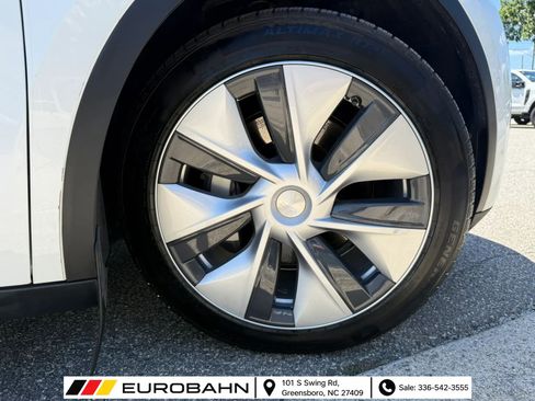 Used 2022 Tesla Model Y Long Range AWD/4WD image 29